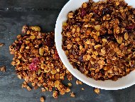 Рецепта Лесна домашна гранола за закуска с овесени ядки, стафиди и червени боровинки